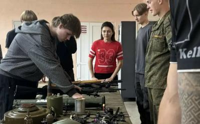 «Память объединяет: в колледже прошла выставка оружия ко Дню солидарности в борьбе с терроризмом»