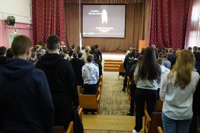 Неделя началась с минуты молчания