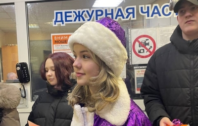 Студенты-активисты поздравили сотрудников МВД с наступающим Новым годом